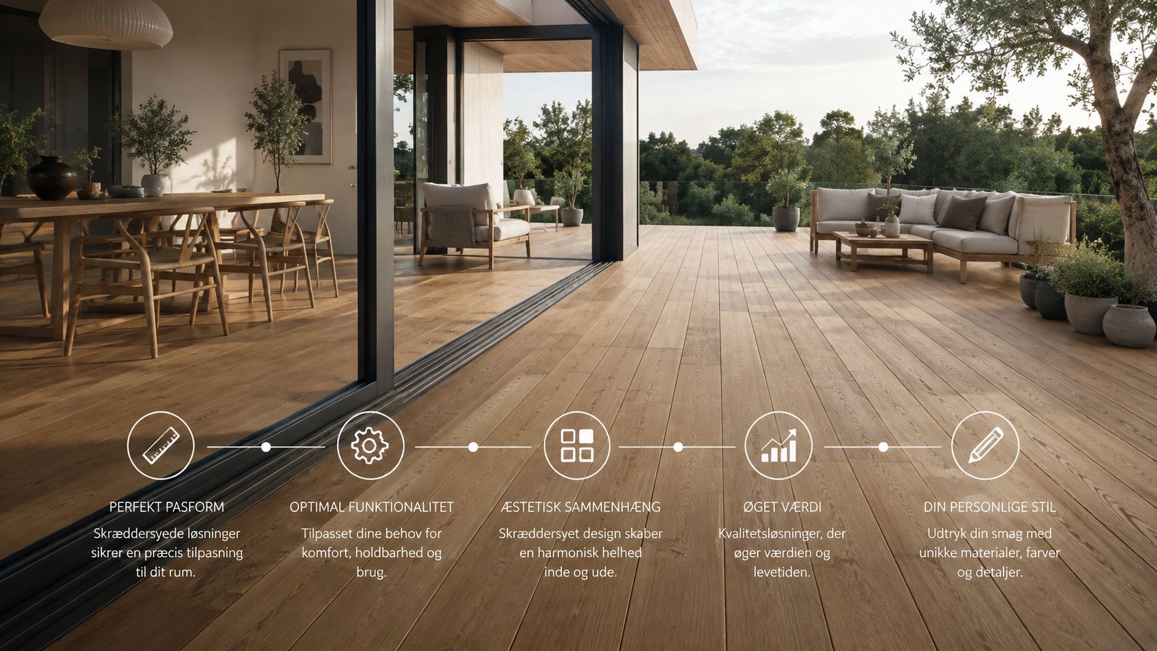 En elegant terrasse og stue i åbent plan, der fremhæver fordelene ved skræddersyede løsninger til boligindretning.